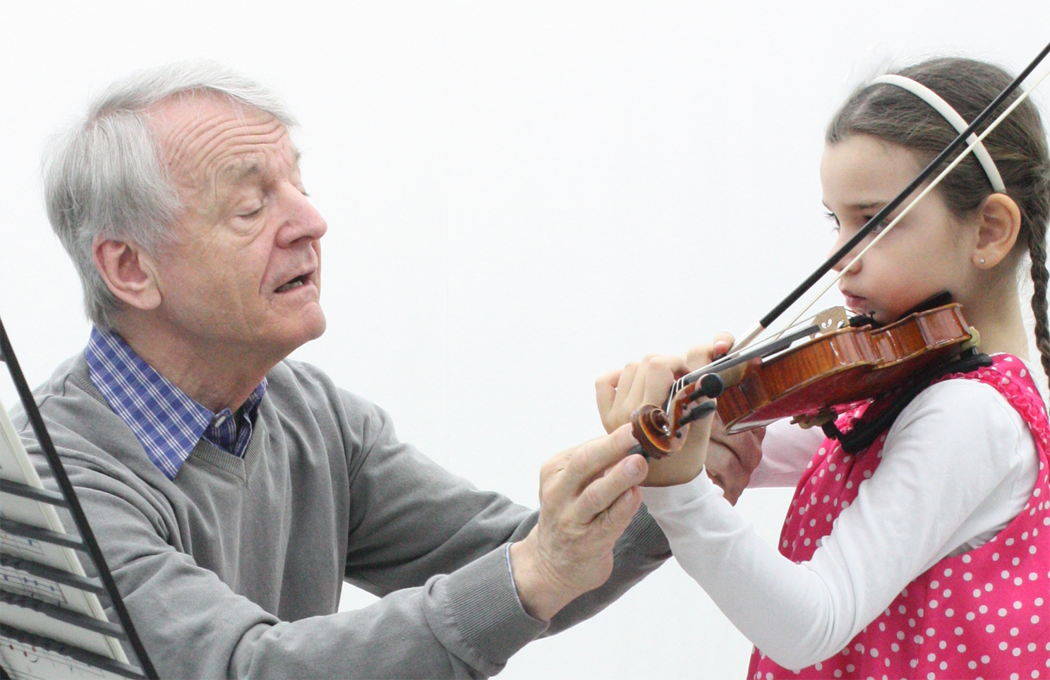 Géza Szilvay pri pouku violine z mlado učenko